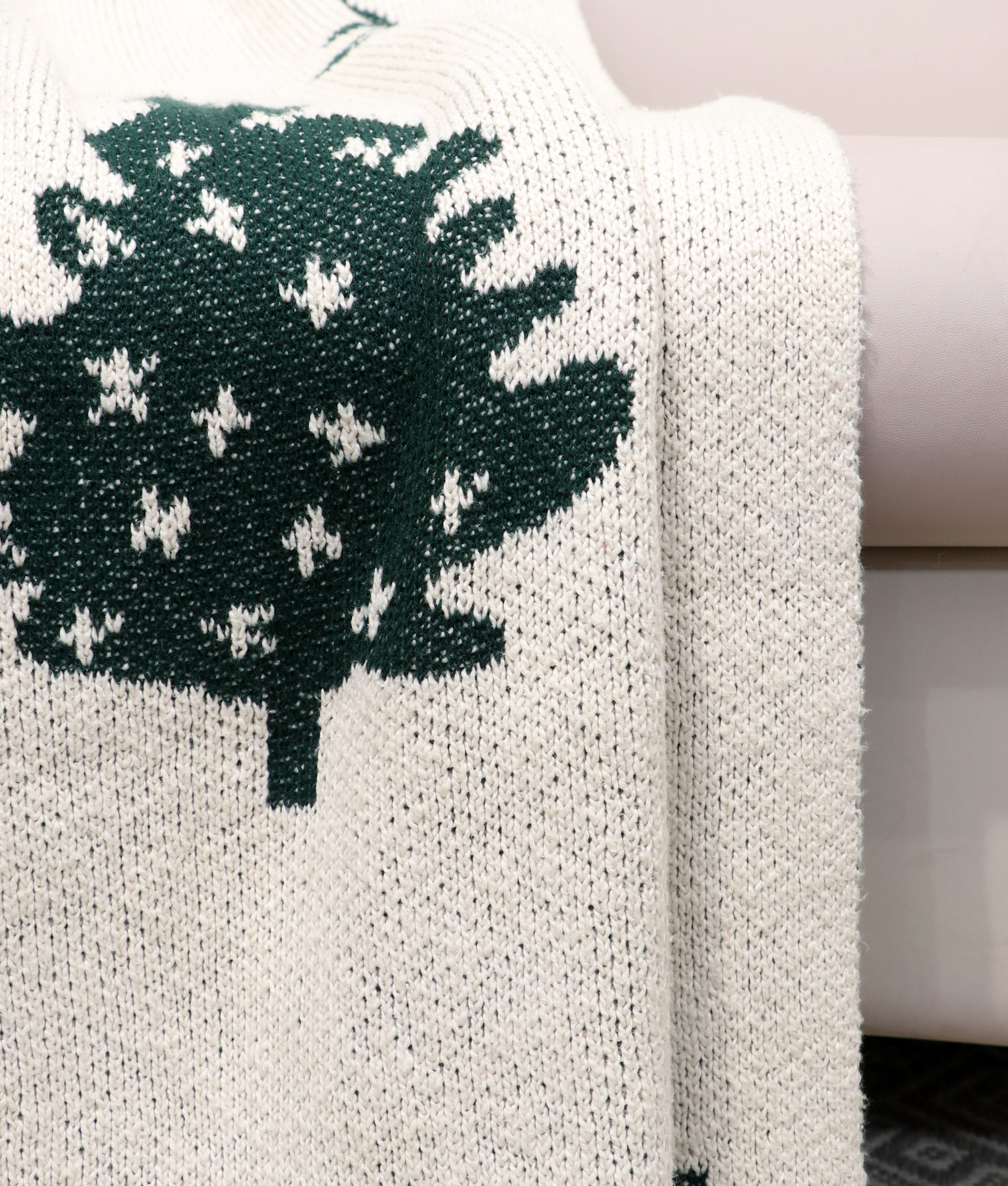 Fifth Element Classic Christmas Tree Knitted Throw